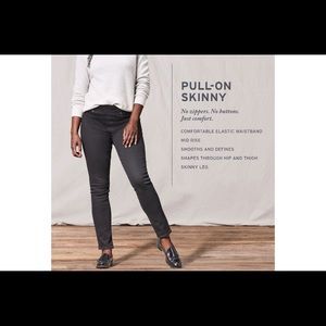 NWT, Levi Pull On Skinny BLACK